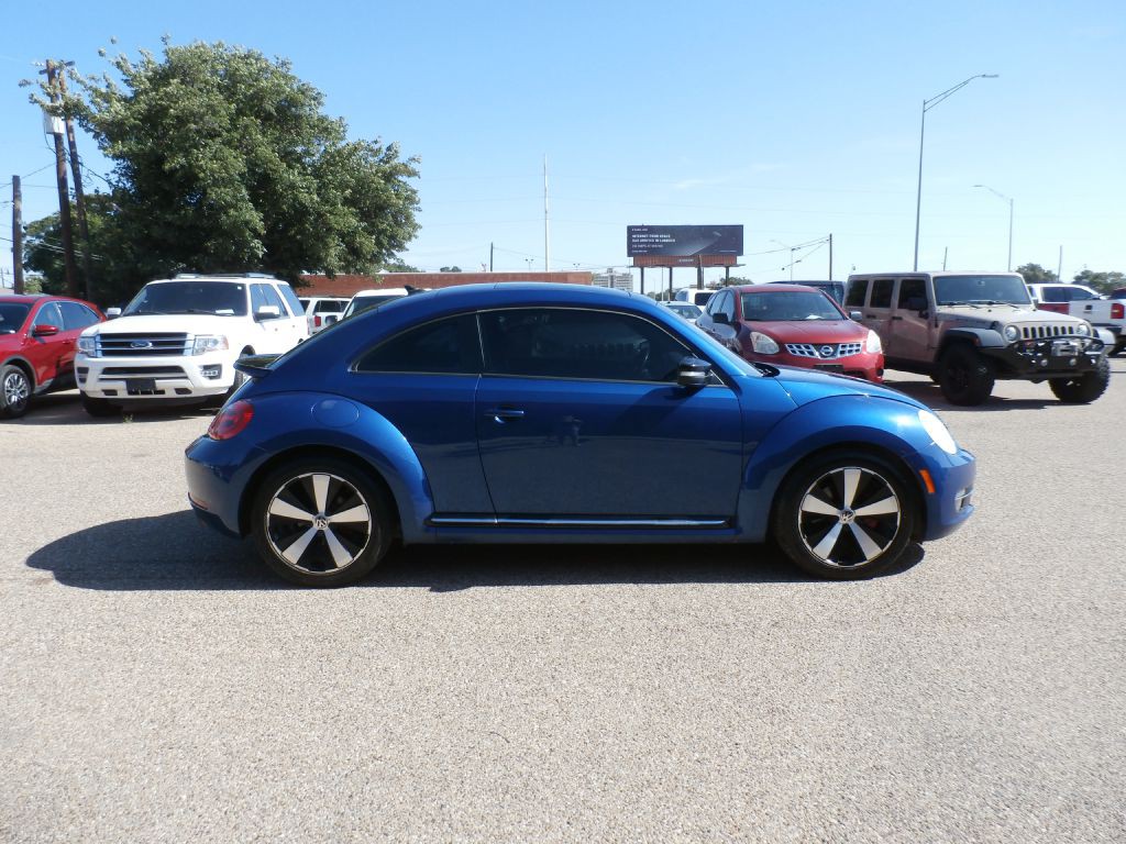 2012 Volkswagen Beetle Image 2