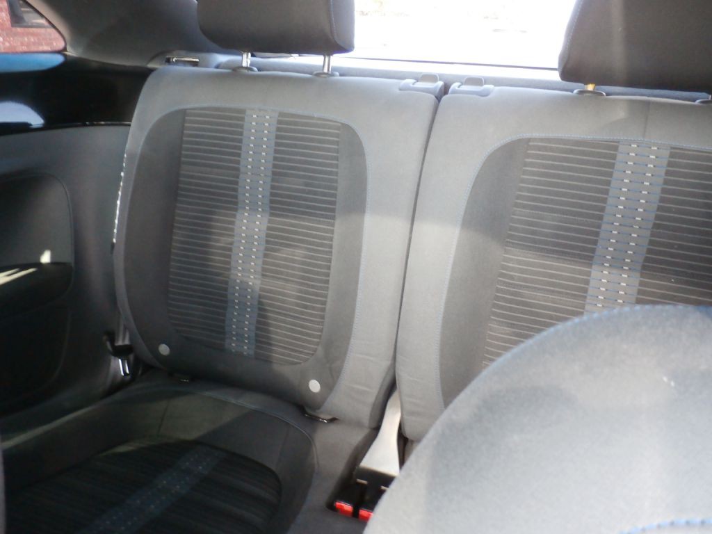 2012 Volkswagen Beetle Image 7