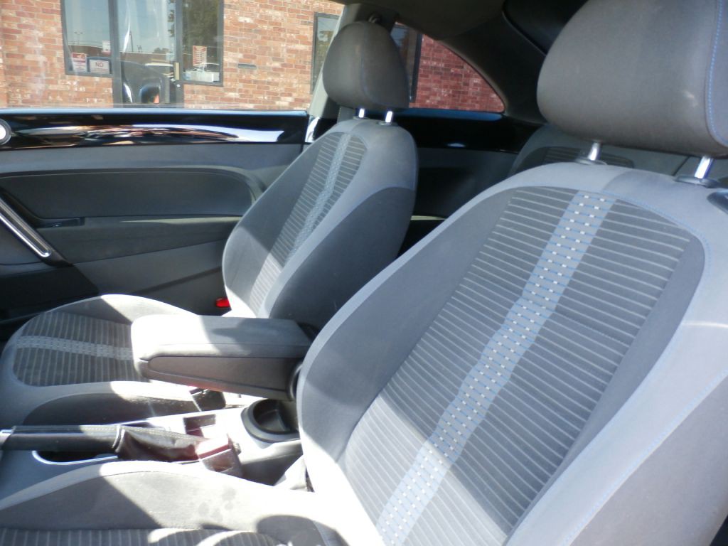 2012 Volkswagen Beetle Image 8
