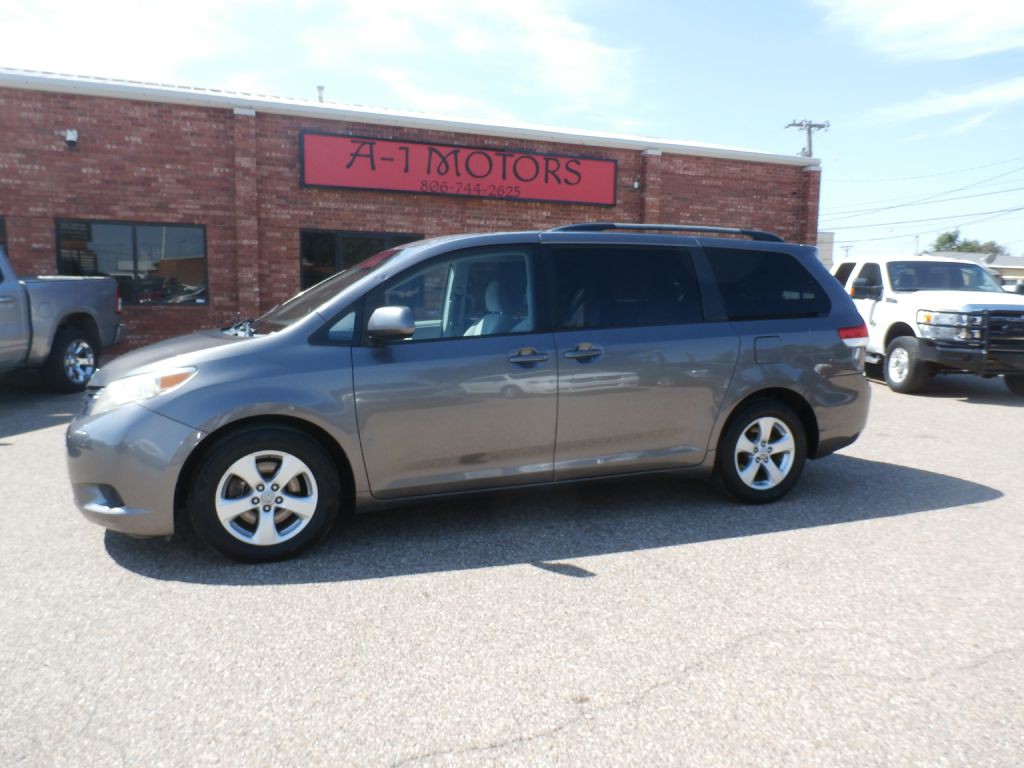 2011 Toyota Sienna Image 3