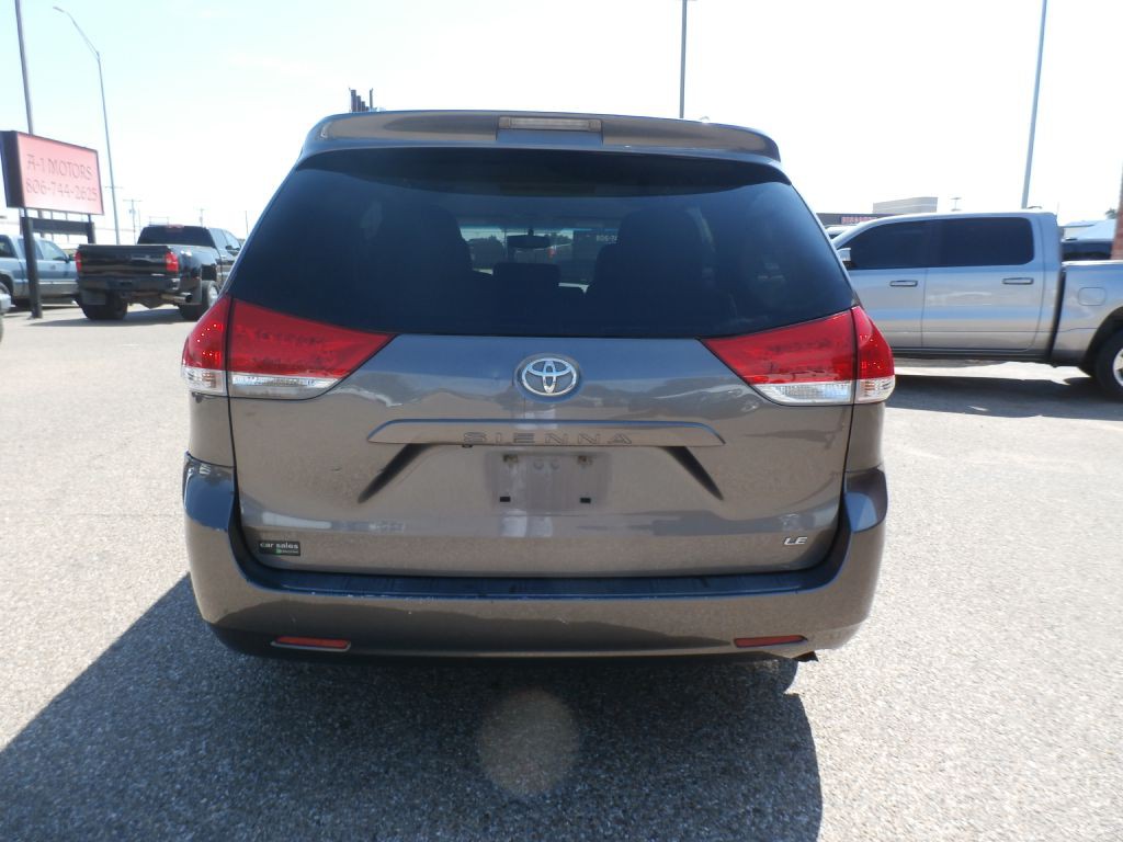 2011 Toyota Sienna Image 4