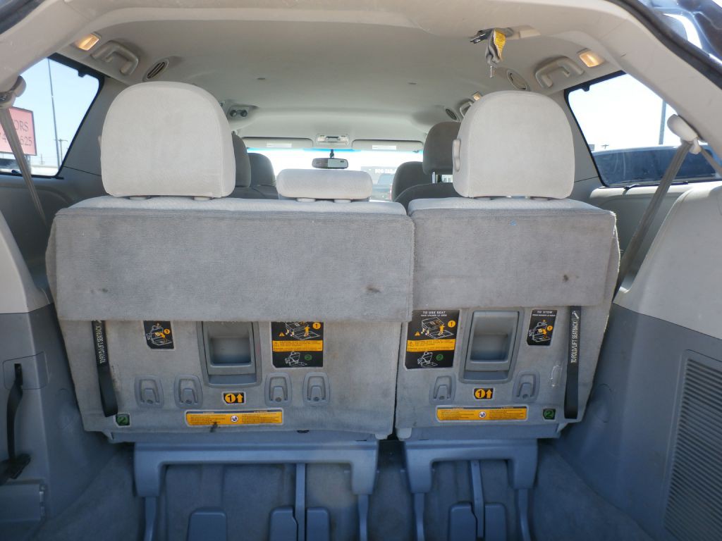 2011 Toyota Sienna Image 5