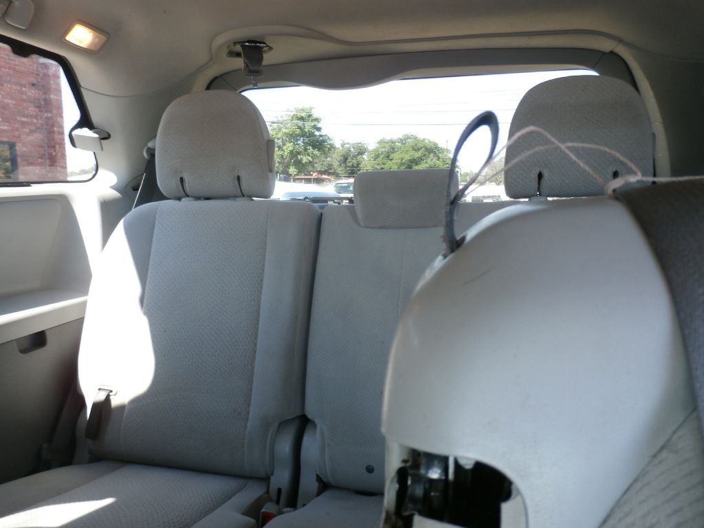 2011 Toyota Sienna Image 6