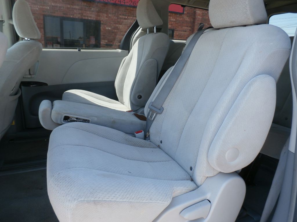 2011 Toyota Sienna Image 7