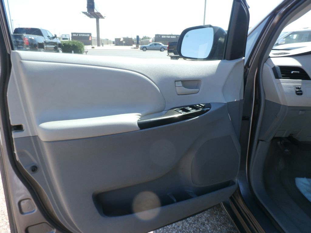 2011 Toyota Sienna Image 8