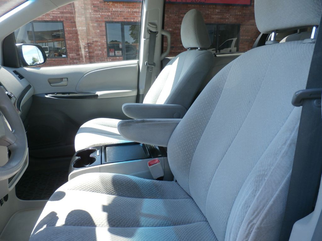 2011 Toyota Sienna Image 9