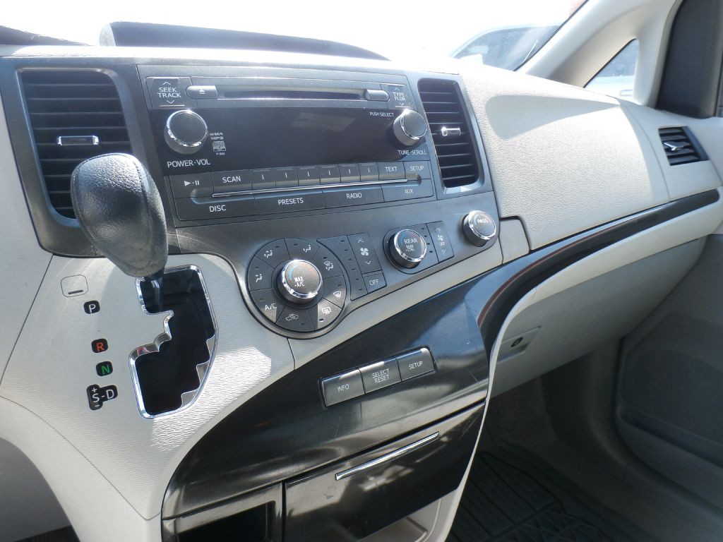 2011 Toyota Sienna Image 10