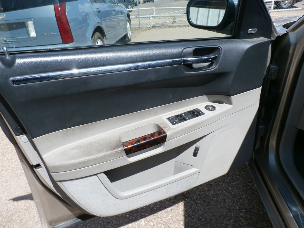 2006 Chrysler 300 Image 6
