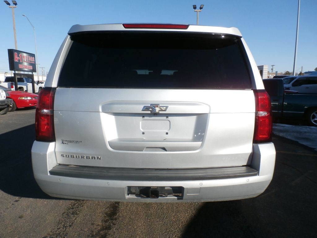 2017 Chevrolet Suburban Image 4