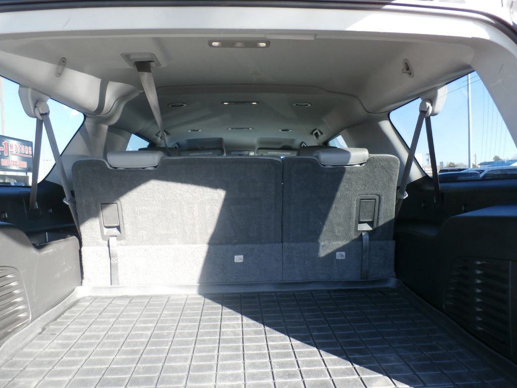 2017 Chevrolet Suburban Image 5
