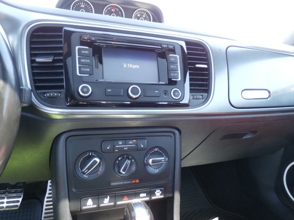2014 Volkswagen Beetle Image 8