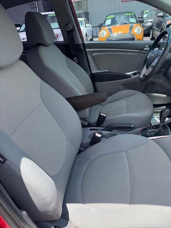 2013 Hyundai Accent Image 8