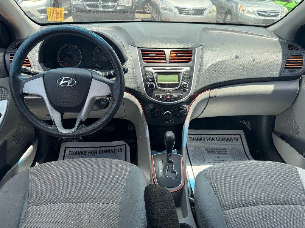 2013 Hyundai Accent Image 9