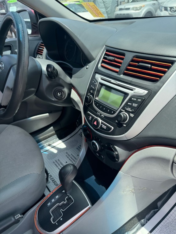 2013 Hyundai Accent Image 11