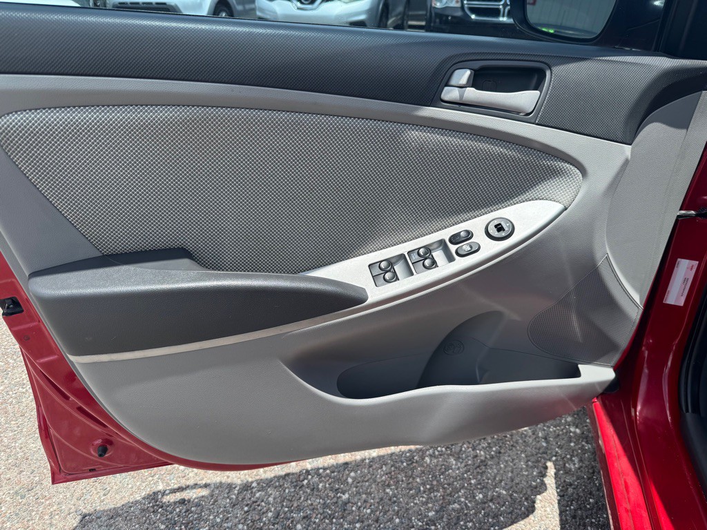 2013 Hyundai Accent Image 12