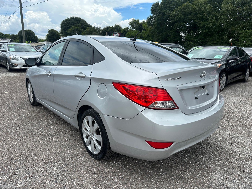 2013 Hyundai Accent Image 4
