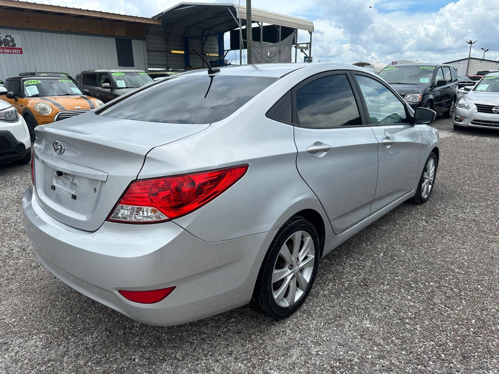 2013 Hyundai Accent Image 6