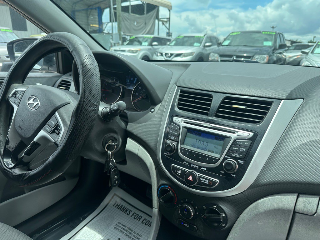 2013 Hyundai Accent Image 8