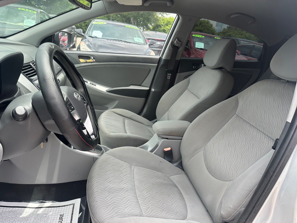 2013 Hyundai Accent Image 10