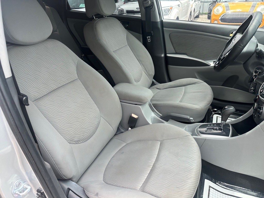2013 Hyundai Accent Image 13