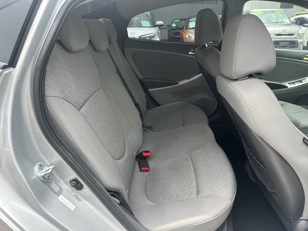 2013 Hyundai Accent Image 14