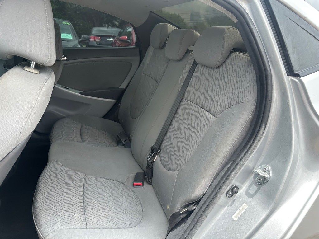 2013 Hyundai Accent Image 15