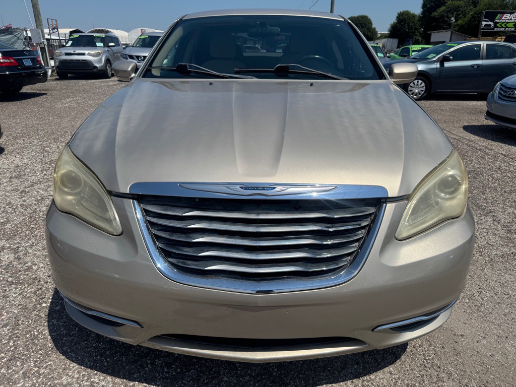 2013 Chrysler 200 Image 2