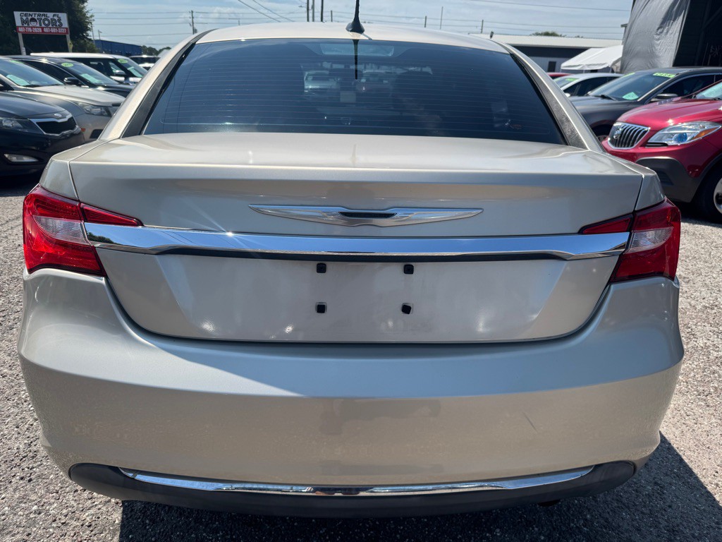 2013 Chrysler 200 Image 4