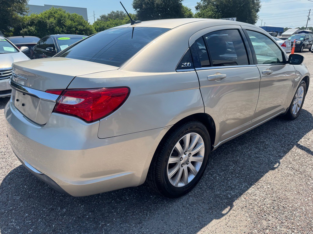 2013 Chrysler 200 Image 5