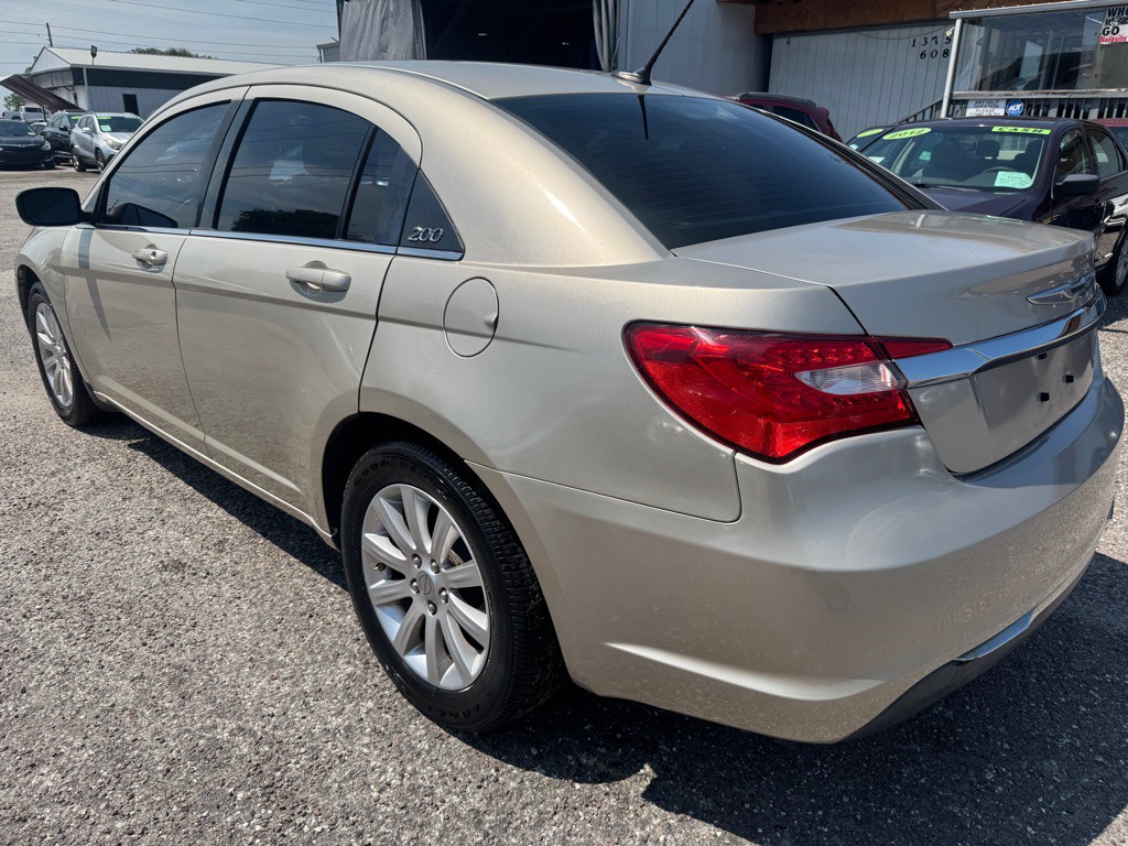 2013 Chrysler 200 Image 6