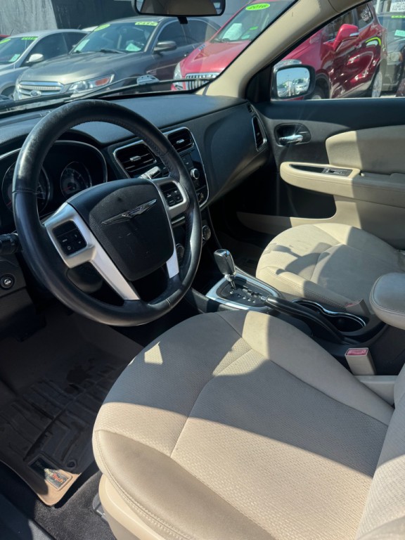 2013 Chrysler 200 Image 7