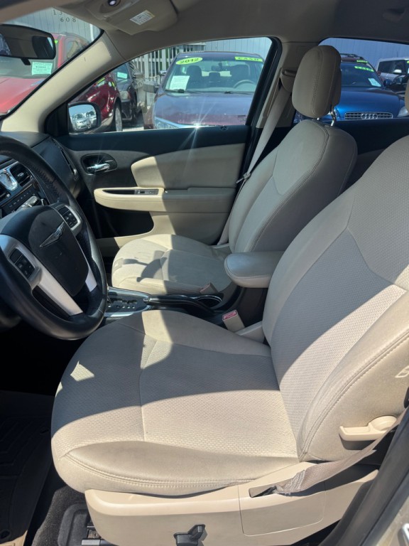 2013 Chrysler 200 Image 8