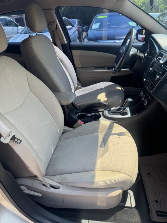 2013 Chrysler 200 Image 9