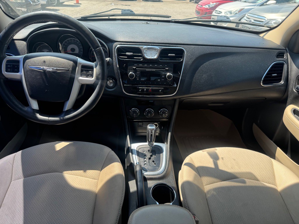 2013 Chrysler 200 Image 12