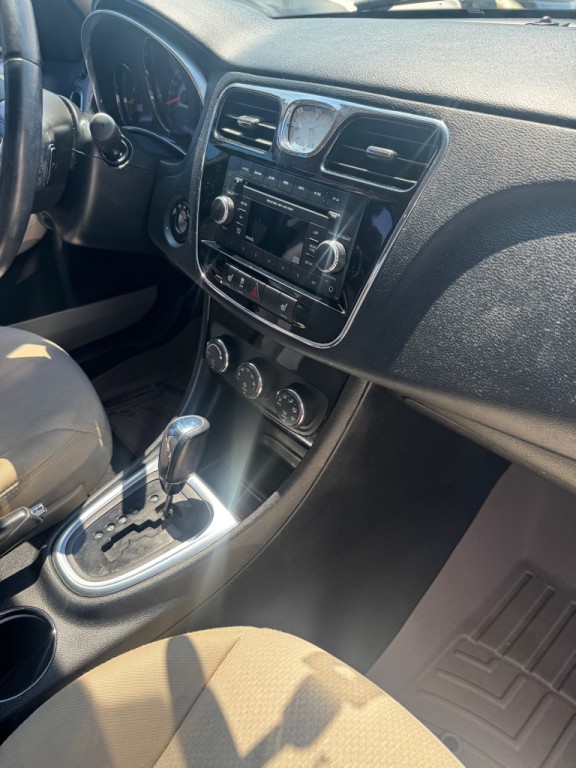 2013 Chrysler 200 Image 13