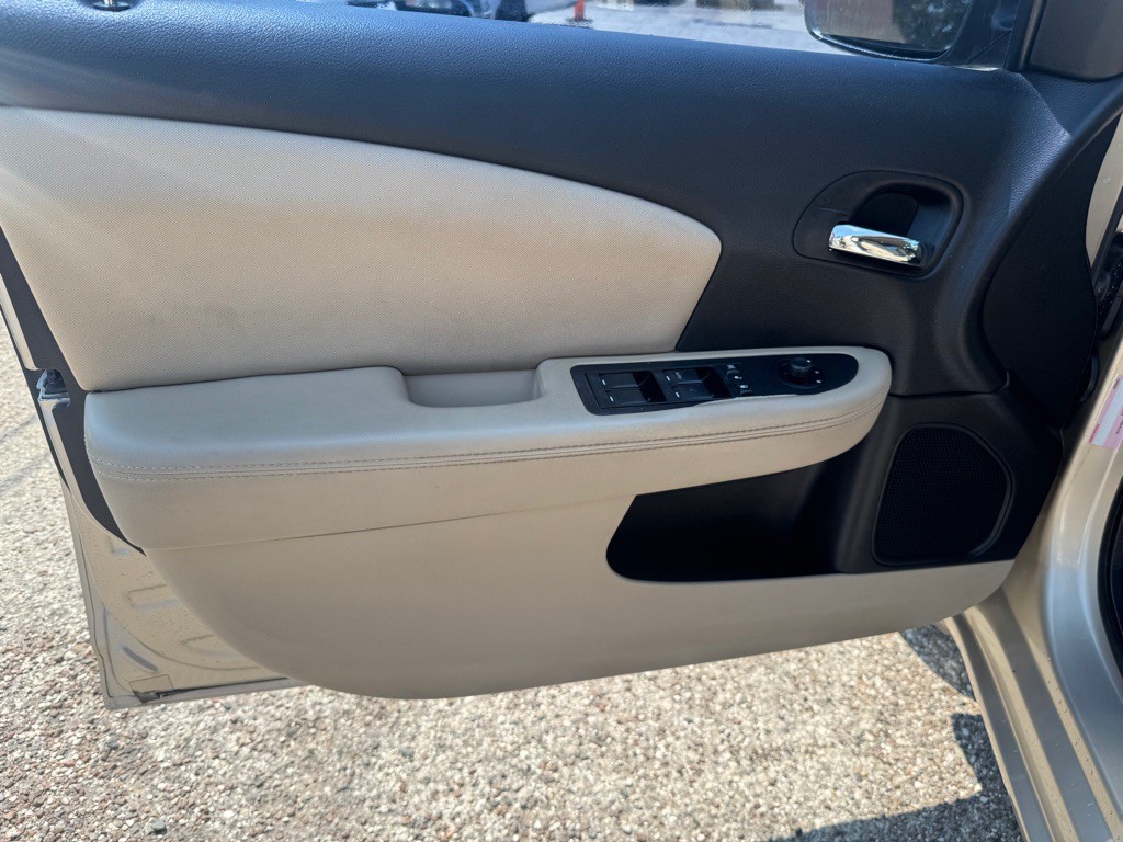 2013 Chrysler 200 Image 14