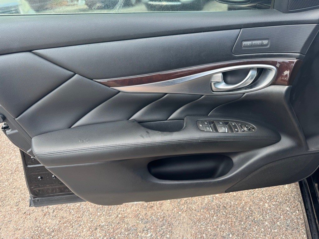 2011 INFINITI M37 Image 8