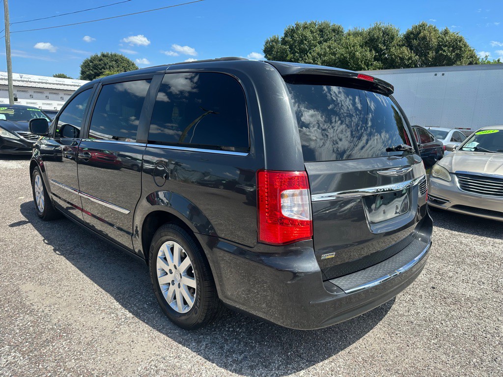 2012 Chrysler Town & Country Image 4