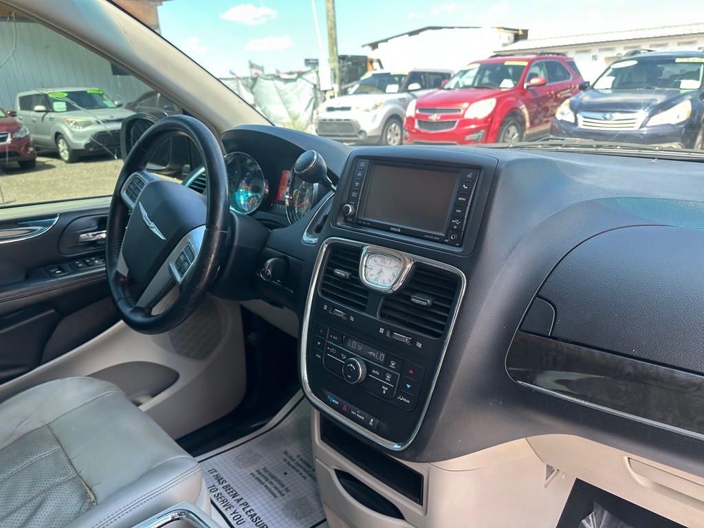 2012 Chrysler Town & Country Image 8