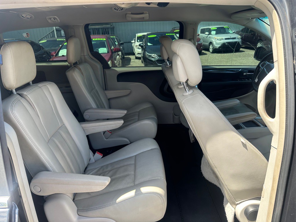 2012 Chrysler Town & Country Image 14