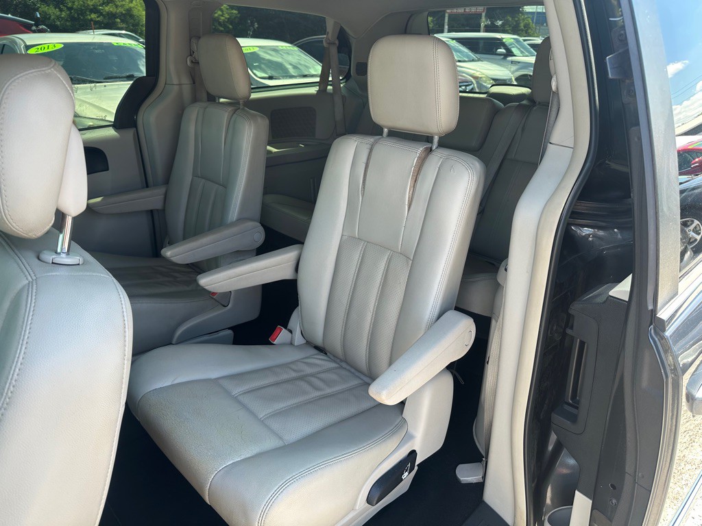2012 Chrysler Town & Country Image 15