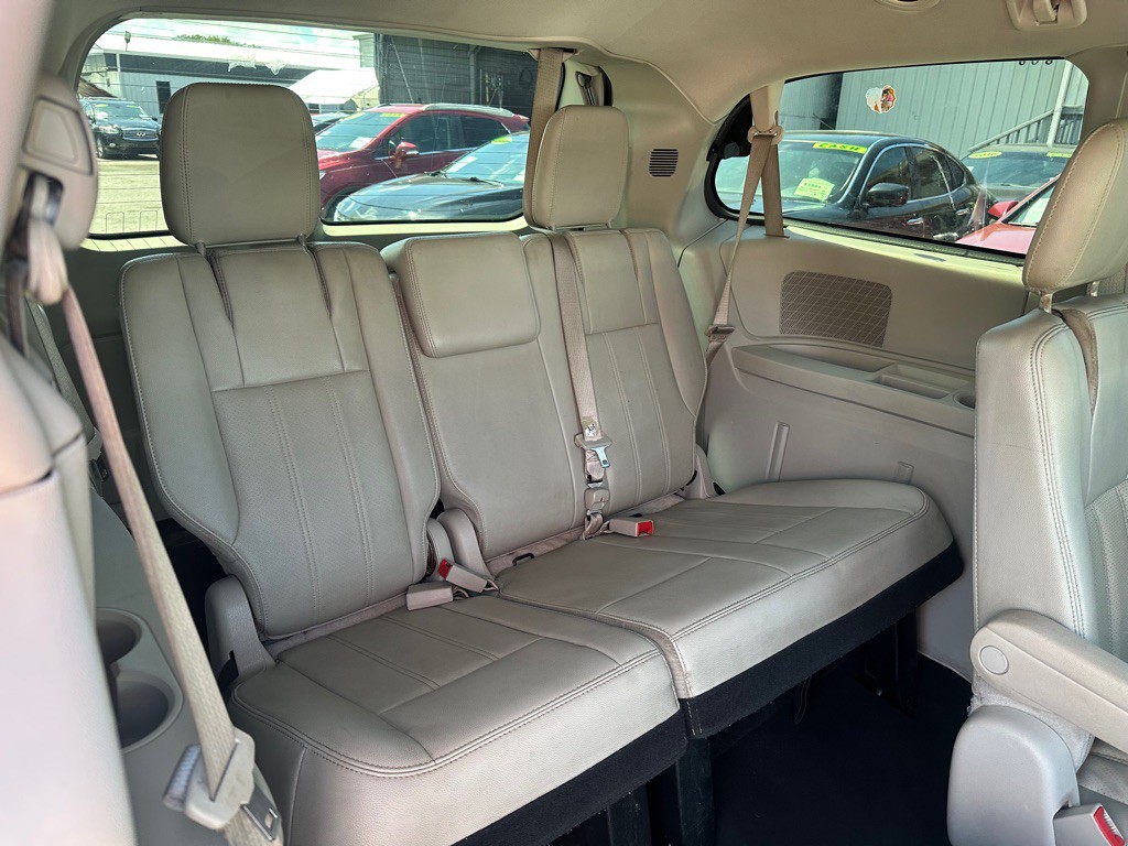 2012 Chrysler Town & Country Image 16