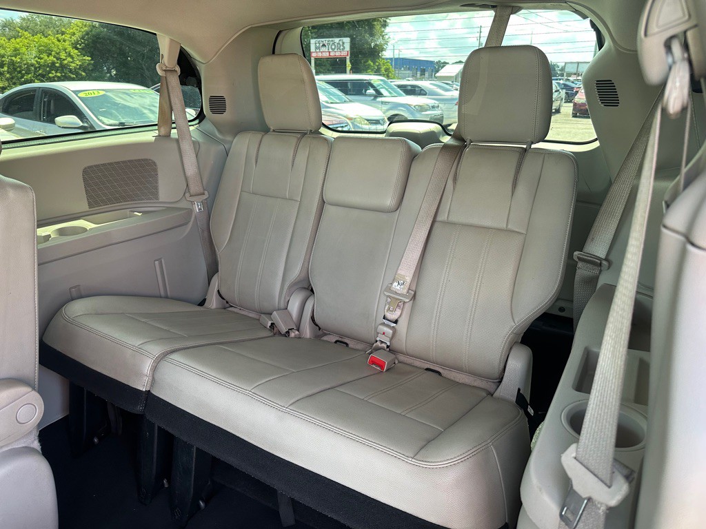 2012 Chrysler Town & Country Image 17