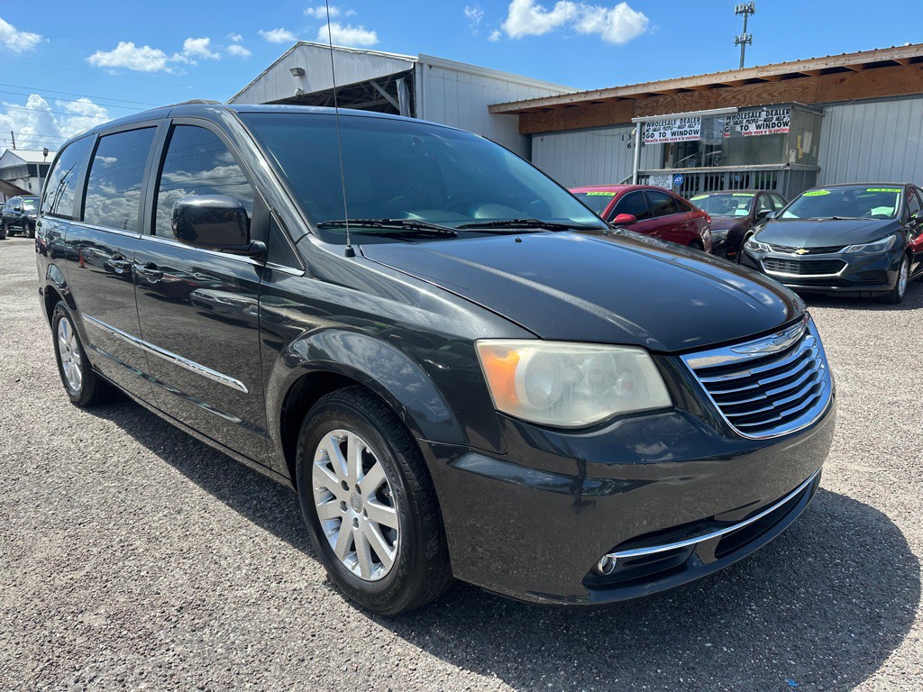 2012 Chrysler Town & Country Image 3