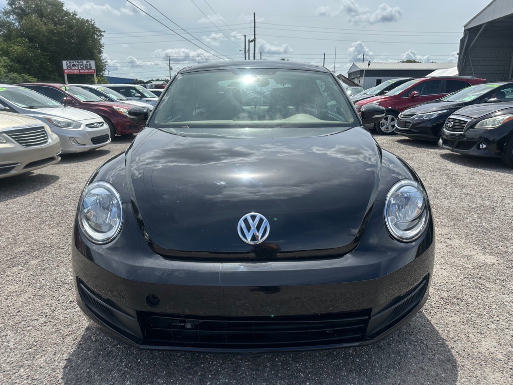 2013 Volkswagen Beetle Image 2