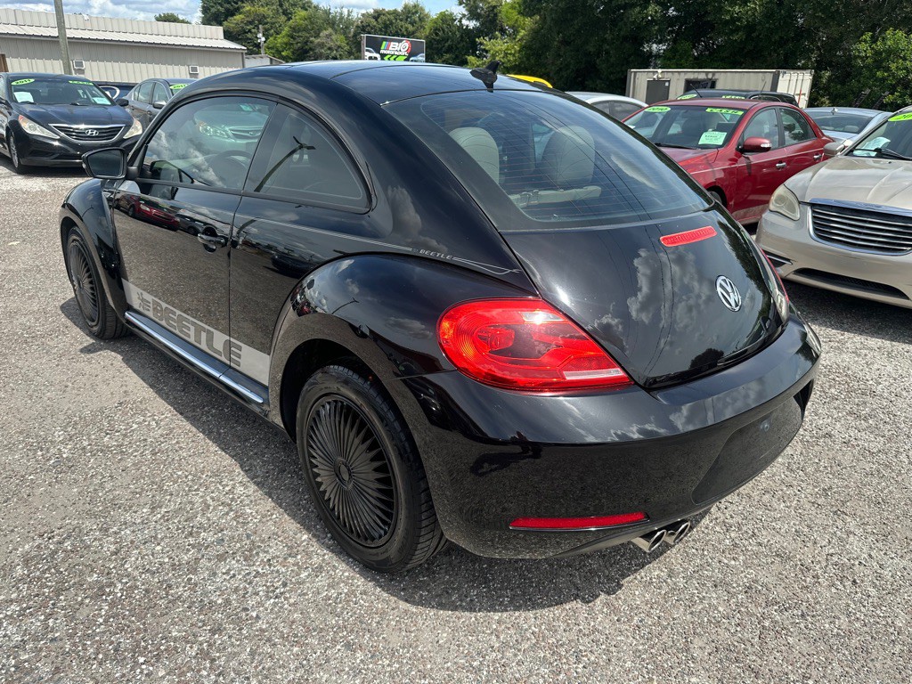2013 Volkswagen Beetle Image 4
