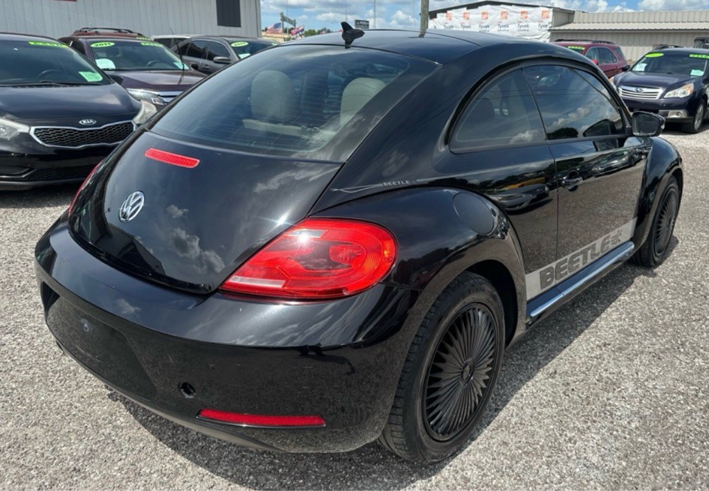 2013 Volkswagen Beetle Image 23