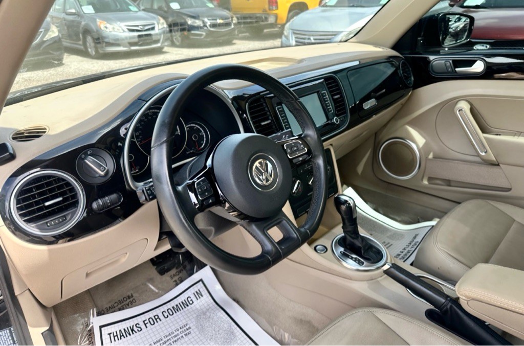 2013 Volkswagen Beetle Image 24