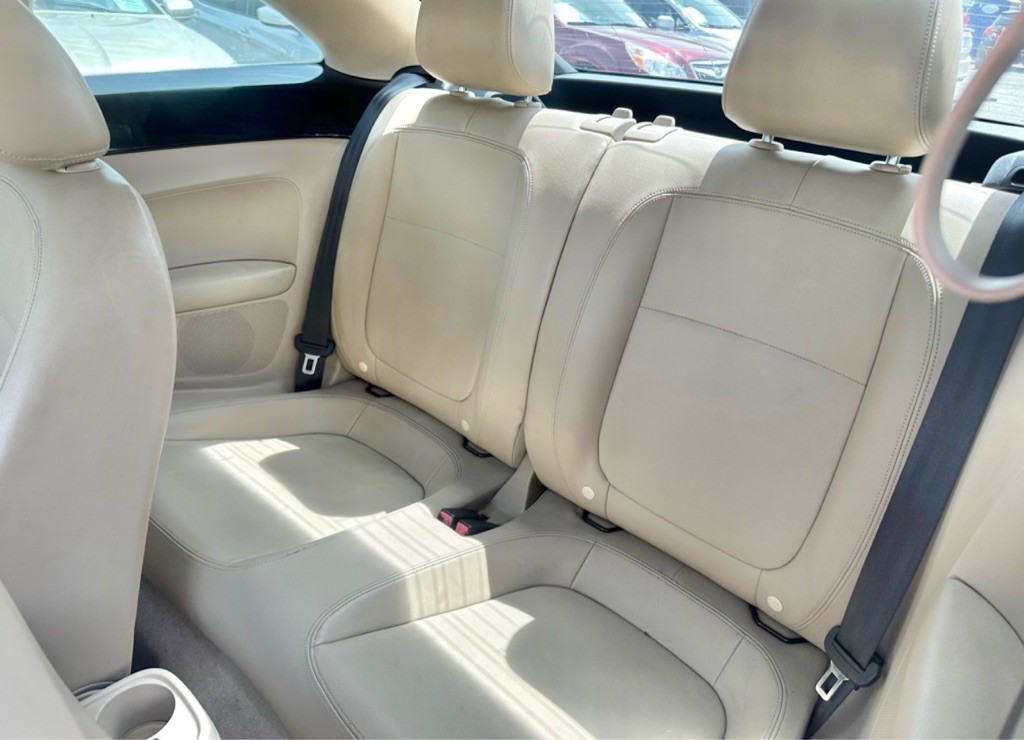 2013 Volkswagen Beetle Image 32