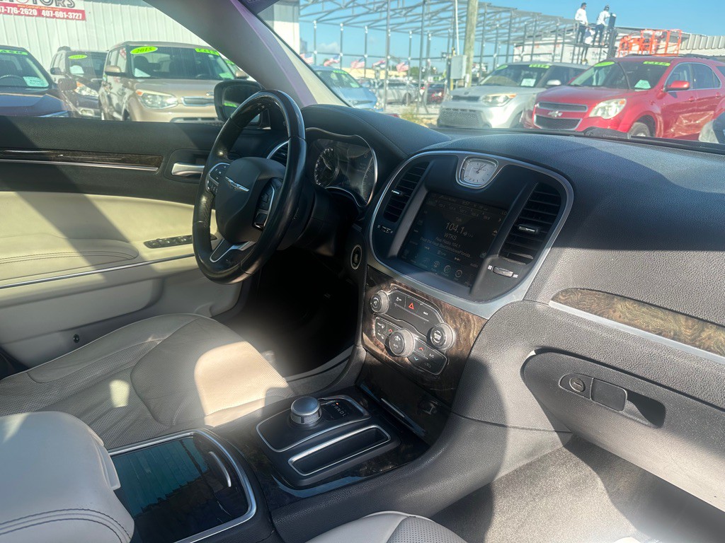 2016 Chrysler 300 Image 8